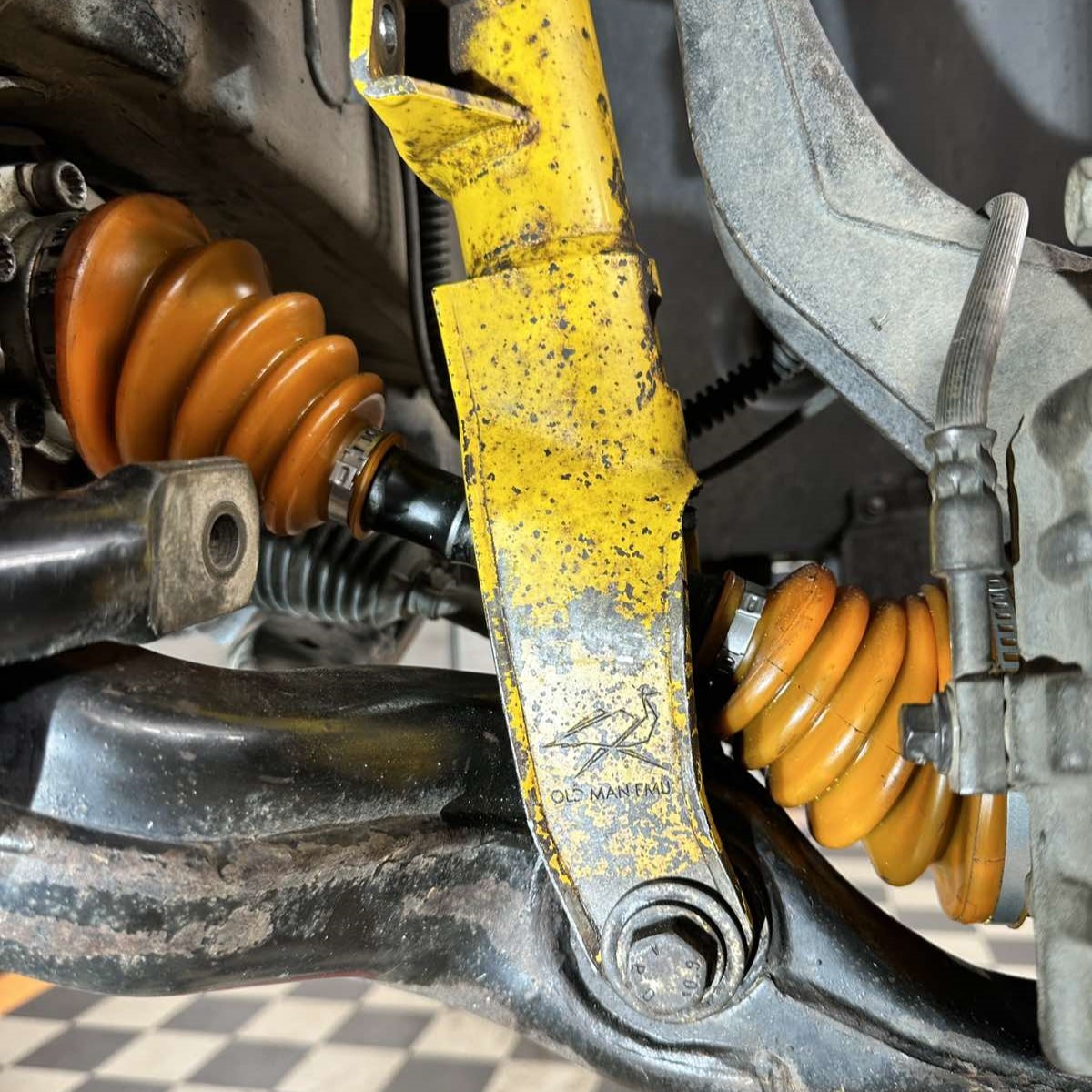 Услуга по замене полиуретановых пыльников ШРУСа Volkswagen Amarok 2010- (Пыльники в цену не входят)