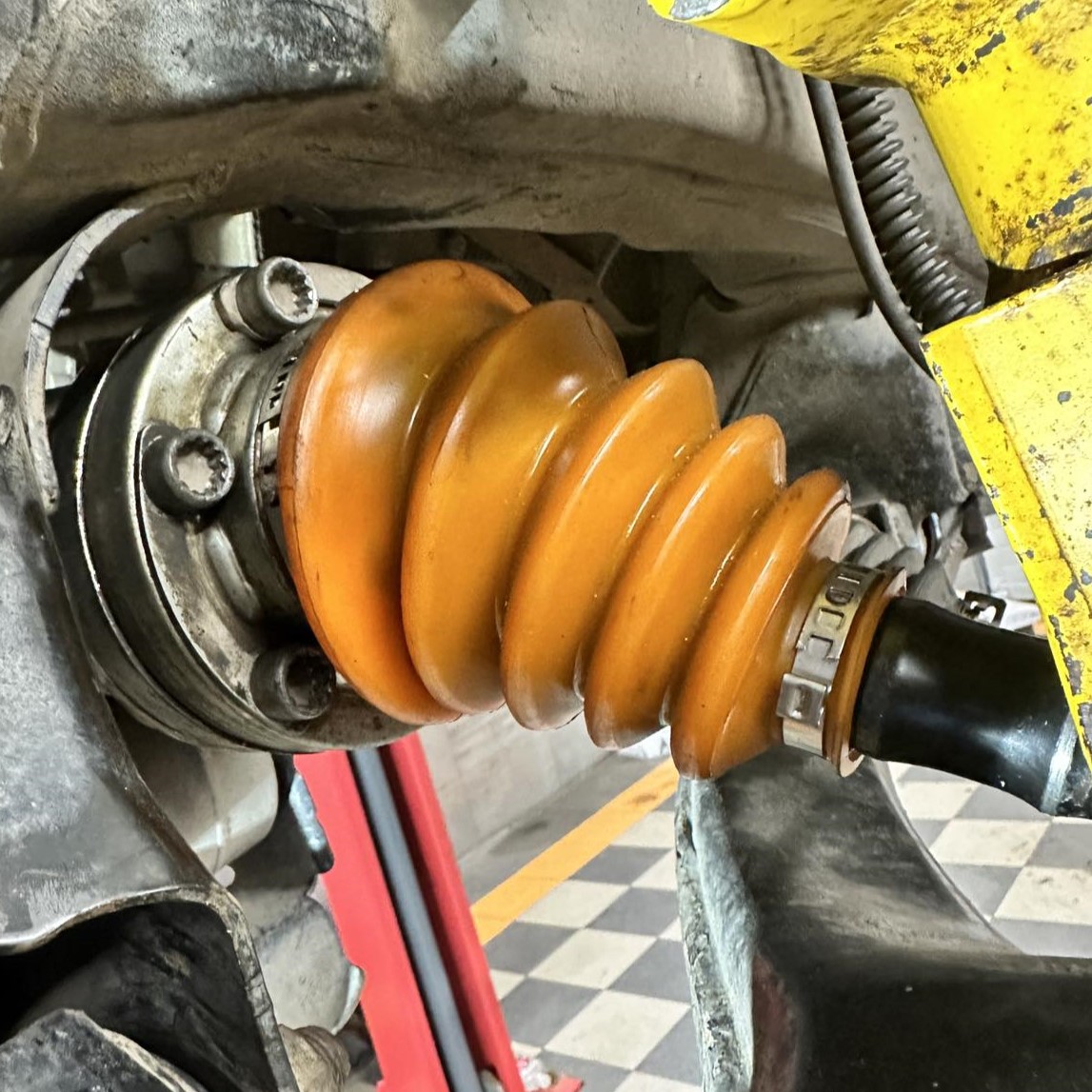 Услуга по замене полиуретановых пыльников ШРУСа Volkswagen Amarok 2010- (Пыльники в цену не входят)