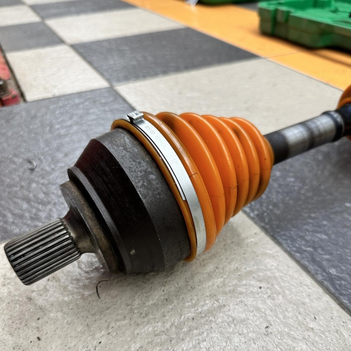 Услуга по замене полиуретановых пыльников ШРУСа Volkswagen Amarok 2010- (Пыльники в цену не входят)