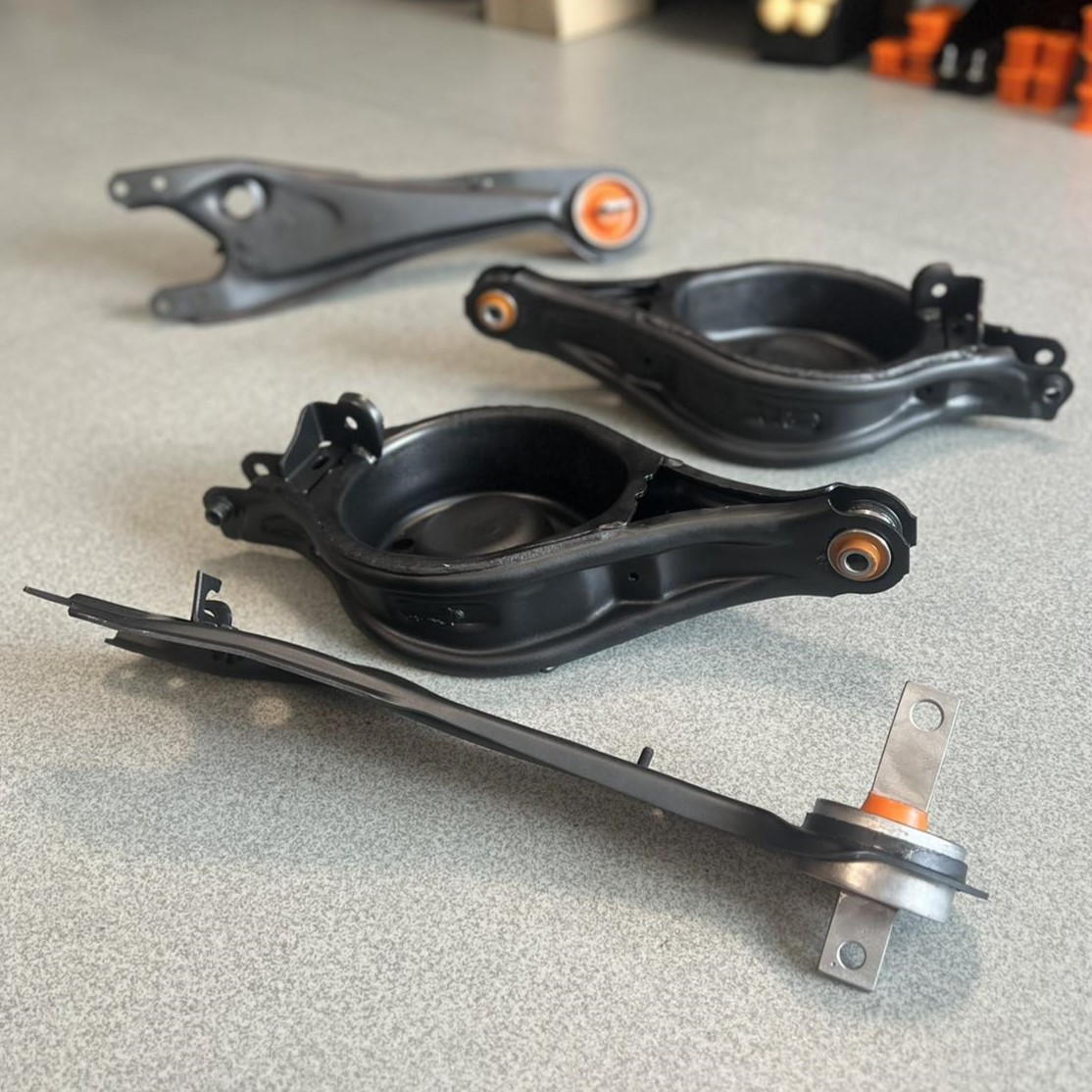 Задня підвіска Honda Pilot 2002-2008 Послуга з піскостуйного очищення, покриття фарбою та перепресування сайлентблока (Сайлентблоки в ціну не входять)