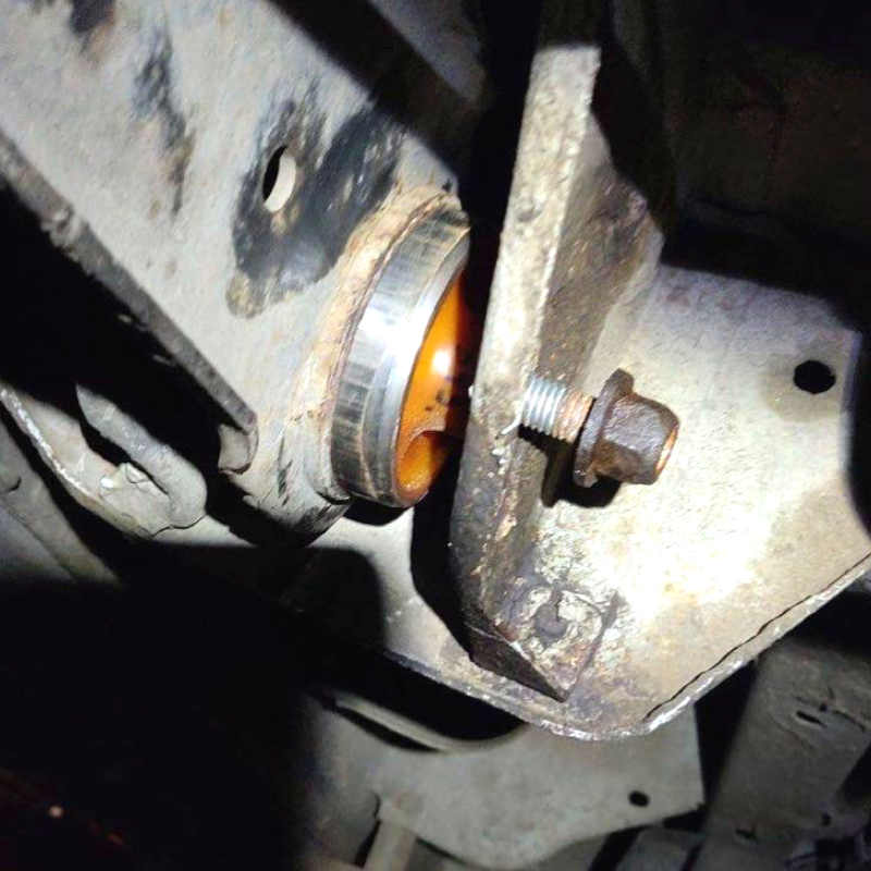 Задняя балка Nissan Primastar 2002-2016 Услуга с перепресовки сайлентблоков (Сайлентблоки в цену не входят)