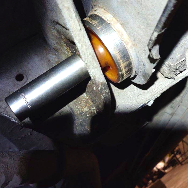 Задняя балка Nissan Primastar 2002-2016 Услуга с перепресовки сайлентблоков (Сайлентблоки в цену не входят)