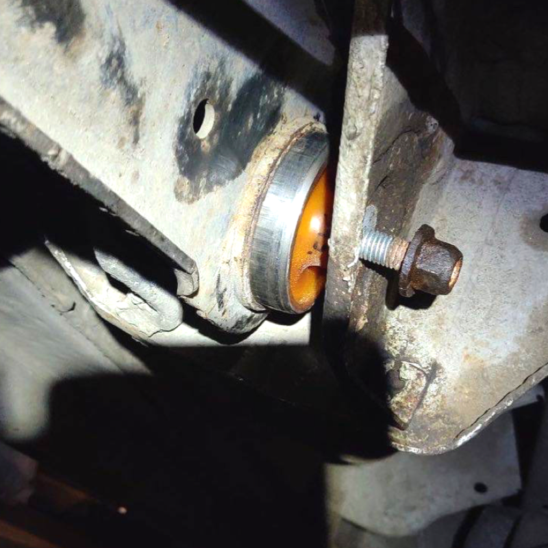 Задняя балка Nissan Primastar 2002-2016 Услуга с перепресовки сайлентблоков (Сайлентблоки в цену не входят)