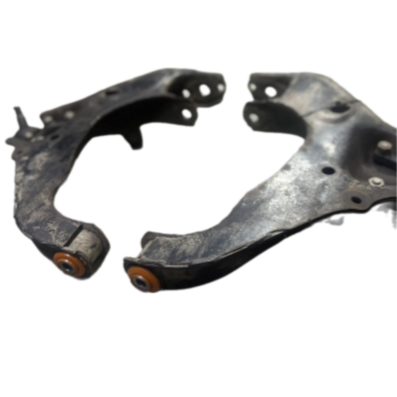 Передний нижний рычаг Mitsubishi L200 1986-1996 Услуга с перепресовки сайлентблоков (Сайлентблоки в цену не входят)